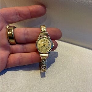 Vintage Swiss Gold-Tone Ladies Watch – 2 cm Face